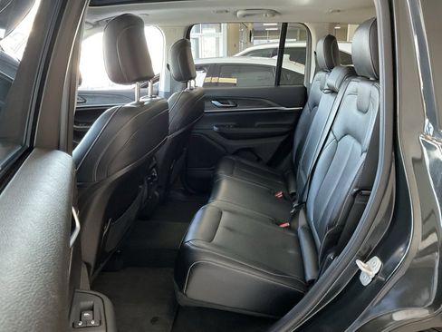 Used 2023 Jeep Grand Cherokee Limited w/ Black Appearance Package image 23