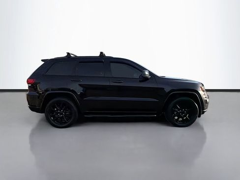 Used 2017 Jeep Grand Cherokee Altitude image 2