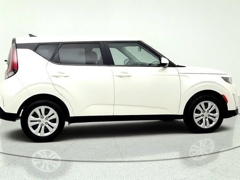 Used 2025 Kia Soul LX FWD image 4