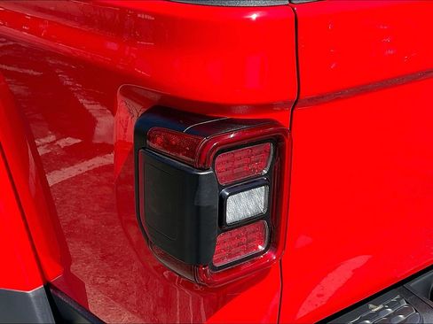 Used 2022 Jeep Gladiator Rubicon w/ LED Lighting Group AWD/4WD image 26