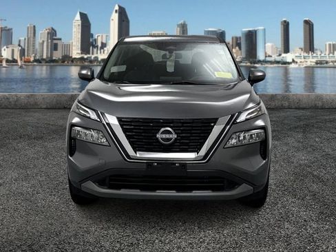 Used 2023 Nissan Rogue SV image 2