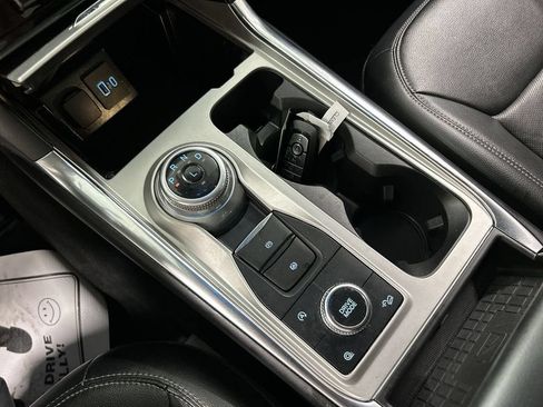 Used 2022 Ford Explorer Limited w/ Equipment Group 301A AWD/4WD image 18