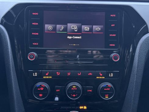 Used 2020 Volkswagen Passat 2.0T SE image 32