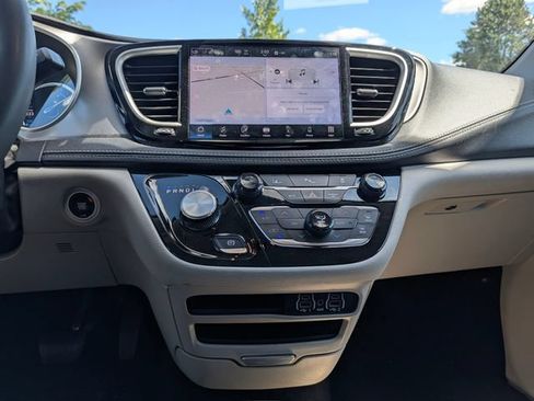 Used 2024 Chrysler Pacifica Limited FWD image 18