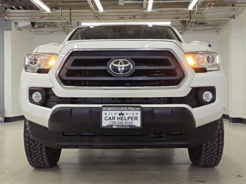 Used 2020 Toyota Tacoma SR5 AWD/4WD image 3