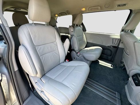 Used 2017 Toyota Sienna XLE Premium FWD image 37