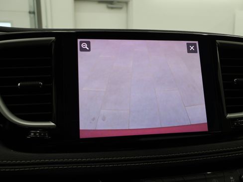 Used 2023 Chrysler Pacifica Touring-L AWD/4WD image 21