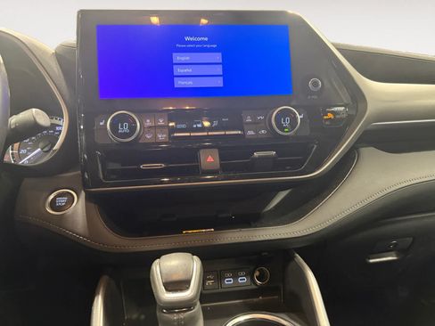 Used 2024 Toyota Highlander XLE FWD image 12