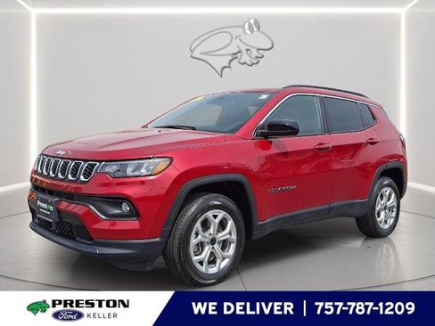 Used 2025 Jeep Compass Latitude w/ Sun & Sound Group AWD/4WD image 1