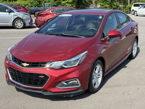 Used 2018 Chevrolet Cruze LT w/ Sun And Sound Package FWD image 3