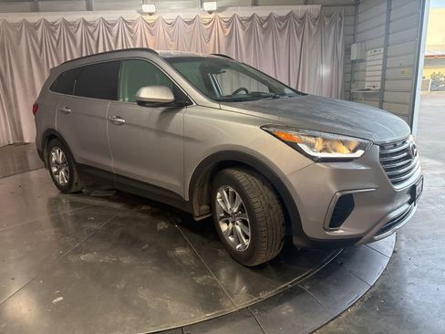 Used 2017 Hyundai Santa Fe SE image 3