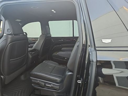 Used 2022 Cadillac Escalade ESV Luxury image 13