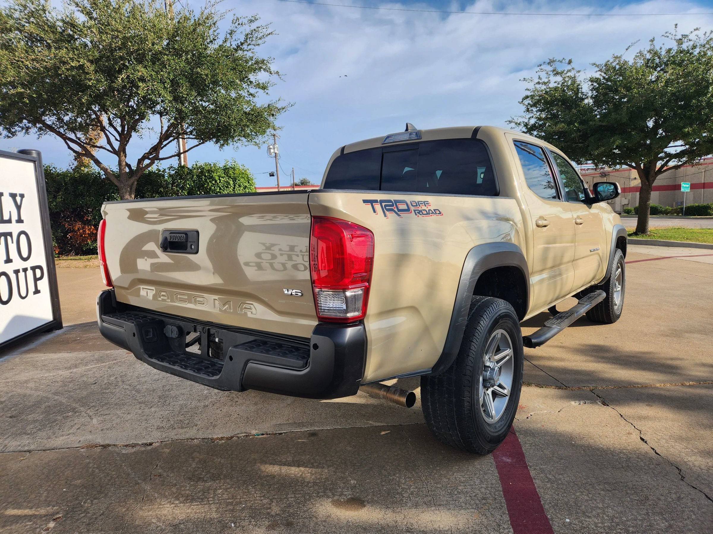 Used 2017 Toyota Tacoma 2WD Double Cab image 5