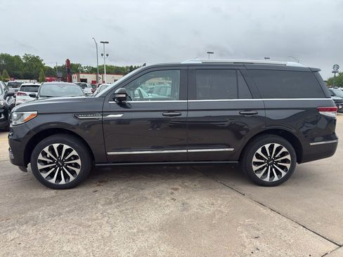 Used 2024 Lincoln Navigator Reserve AWD/4WD image 5