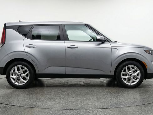 Used 2025 Kia Soul LX w/ LX Technology Package FWD image 11