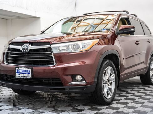 Used 2015 Toyota Highlander Limited w/ Driver Technology Package AWD/4WD image 3