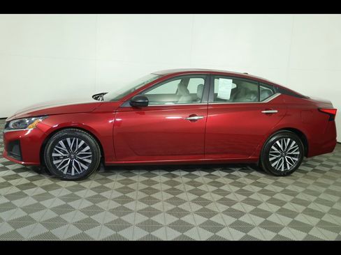 Used 2025 Nissan Altima 2.5 SV image 11