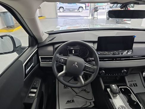 New 2025 Mitsubishi Outlander ES image 12