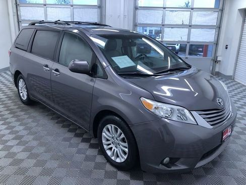 Used 2015 Toyota Sienna XLE image 41