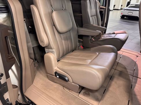 Used 2014 Chrysler Town & Country Touring-L w/ Driver Convenience Group image 14