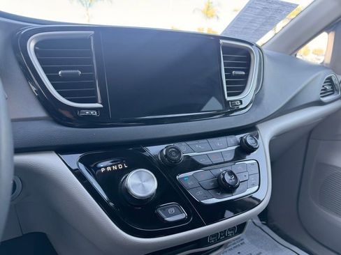 Used 2023 Chrysler Pacifica Touring-L image 31