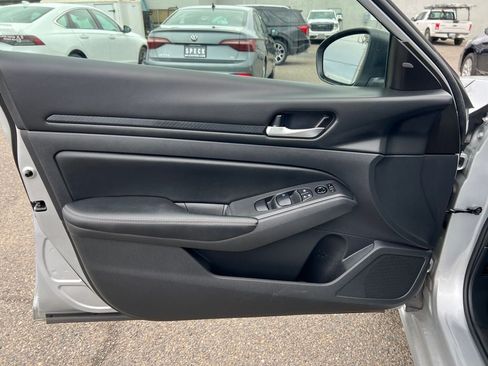 Used 2024 Nissan Altima 2.5 SV image 9