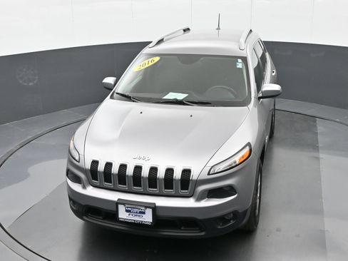 Used 2016 Jeep Cherokee Latitude AWD/4WD image 34
