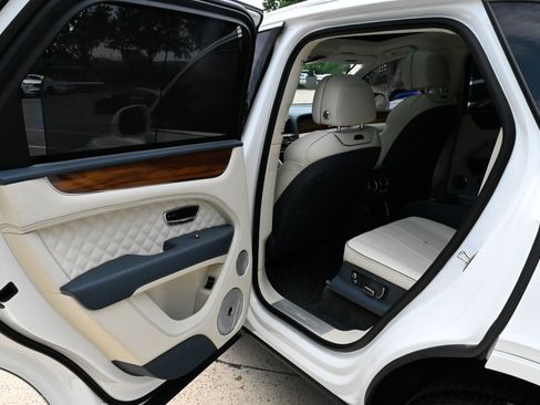 Used 2023 Bentley Bentayga AWD/4WD image 35