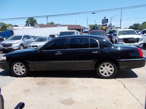 Used 2011 Lincoln Town Car Executive L RWD image 6