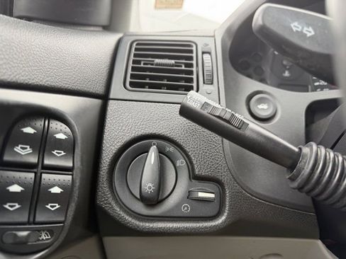 Used 2005 Ford Focus ZX5 image 18