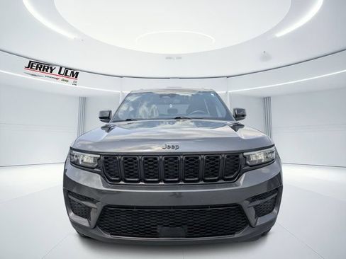 Used 2022 Jeep Grand Cherokee Altitude RWD image 8