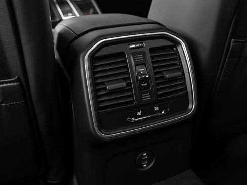 Certified 2026 Porsche Macan AWD/4WD image 38