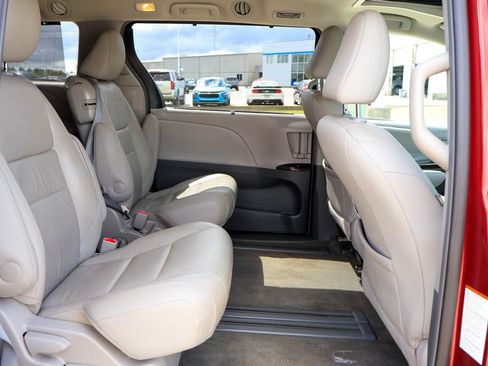 Used 2016 Toyota Sienna XLE FWD image 12