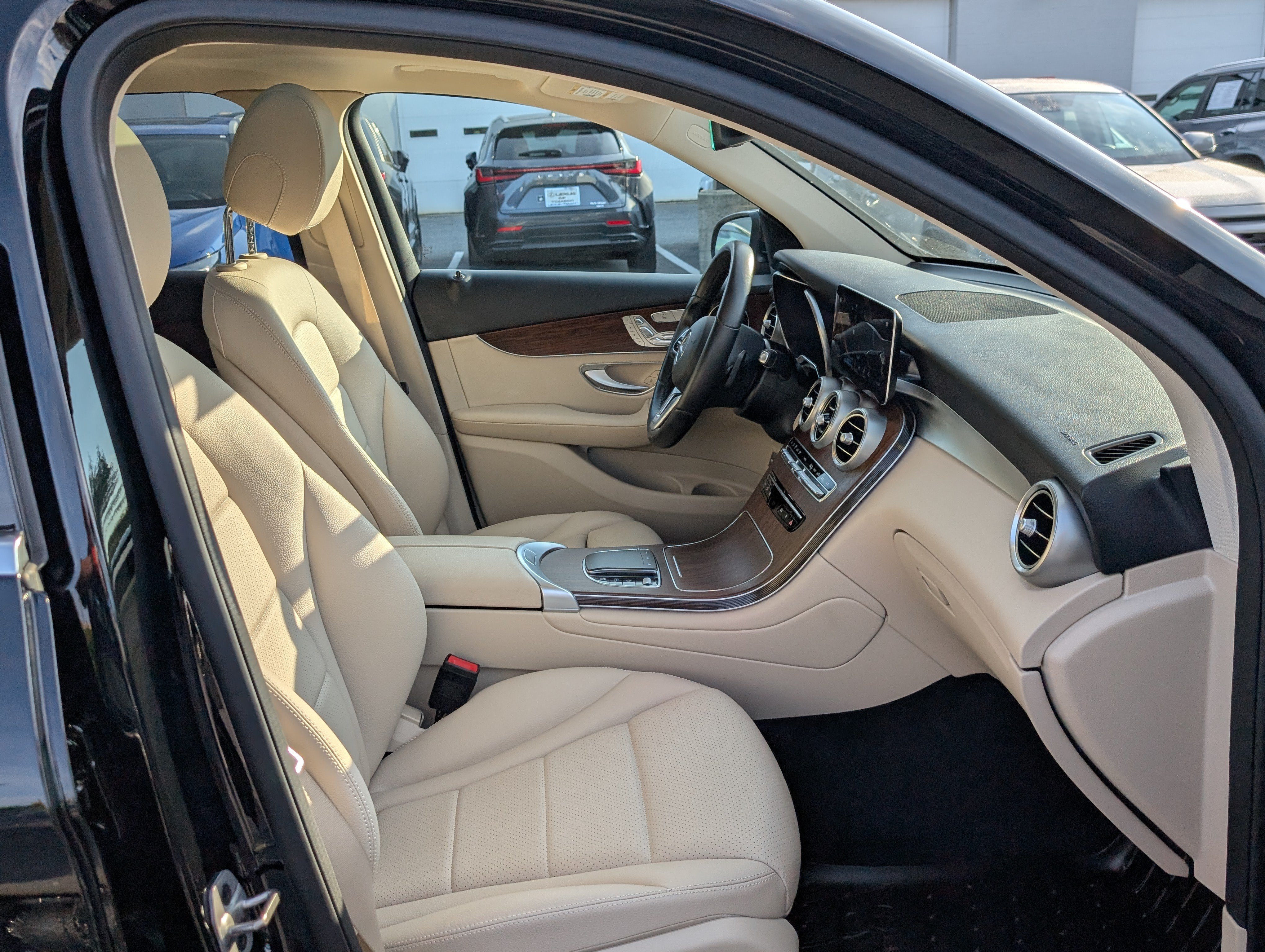 Used 2022 Mercedes-Benz GLC 300 4MATIC image 11