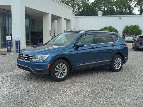 Used 2018 Volkswagen Tiguan SE w/ Panoramic Sunroof Package FWD image 2