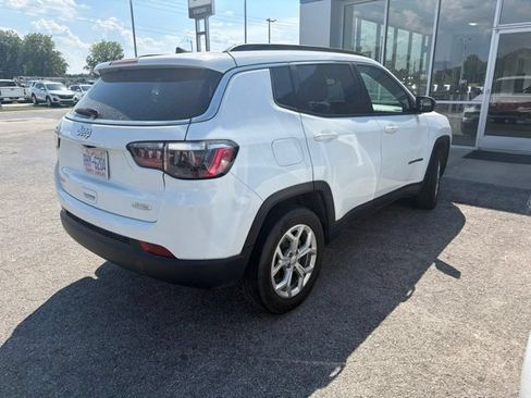 Used 2024 Jeep Compass Latitude AWD/4WD image 5