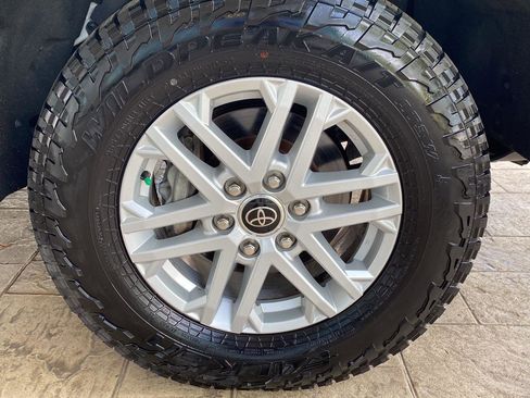 Used 2022 Toyota Tundra SR5 w/ SR5 Premium Package image 11