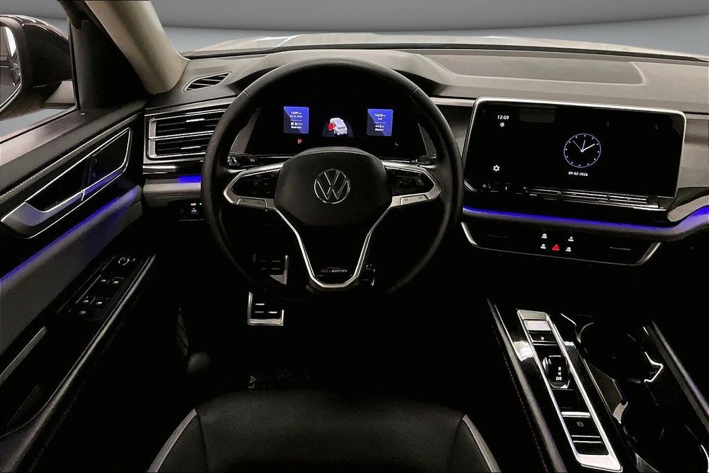 Used 2024 Volkswagen Atlas Peak Edition SE AWD/4WD image 8