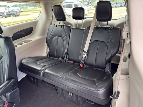 Used 2024 Chrysler Pacifica Touring-L FWD image 13