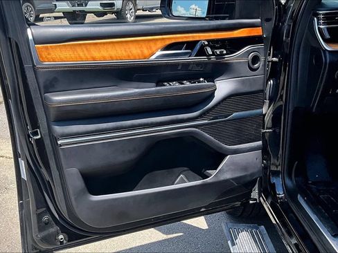 Used 2022 Jeep Grand Wagoneer Series III w/ Rear-Seat Entertainment Group AWD/4WD image 23
