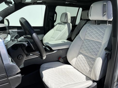 Certified 2025 Cadillac Escalade ESV V AWD/4WD image 11