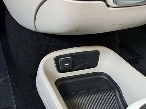 Used 2023 Chrysler Pacifica Touring-L FWD image 19