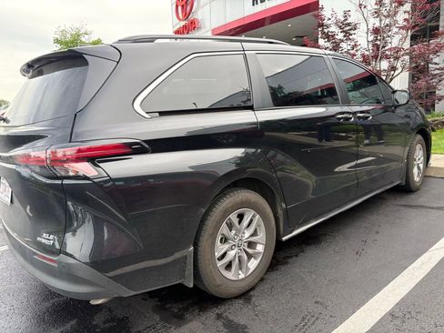 Used 2022 Toyota Sienna XLE w/ XLE Plus Package FWD image 3