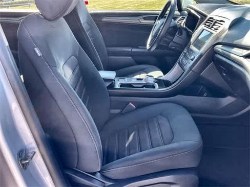 Used 2020 Ford Fusion SE image 12