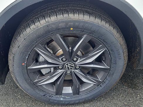 Used 2022 Volkswagen Tiguan SE w/ Panoramic Sunroof Package image 6