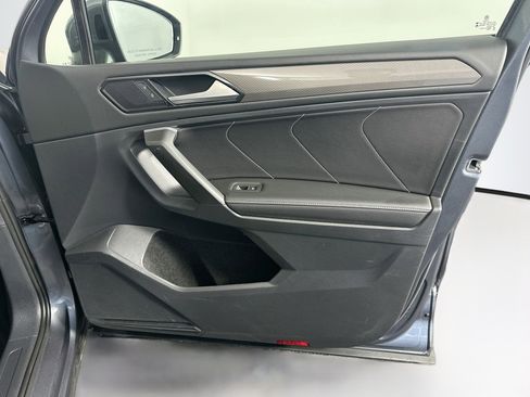Used 2023 Volkswagen Tiguan SE w/ Panoramic Sunroof Package FWD image 34
