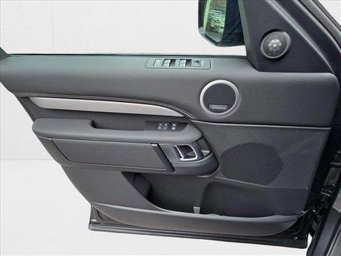 New 2025 Land Rover Discovery Dynamic SE image 28