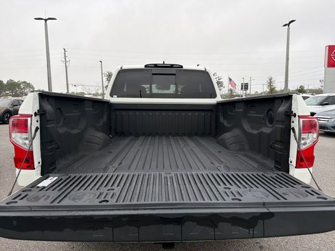 Used 2022 Nissan Titan S image 9