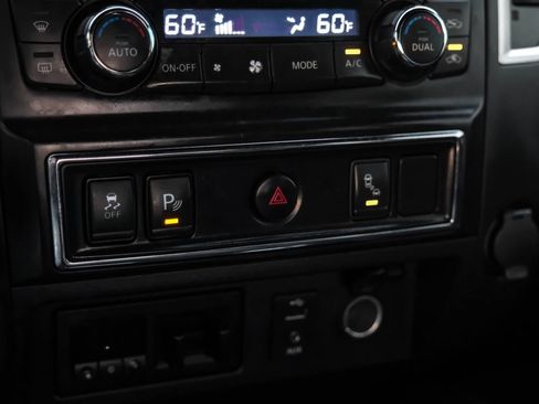 Used 2018 Nissan Titan SV w/ SV Convenience Package image 23