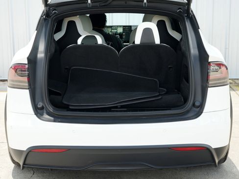 Used 2022 Tesla Model X image 10